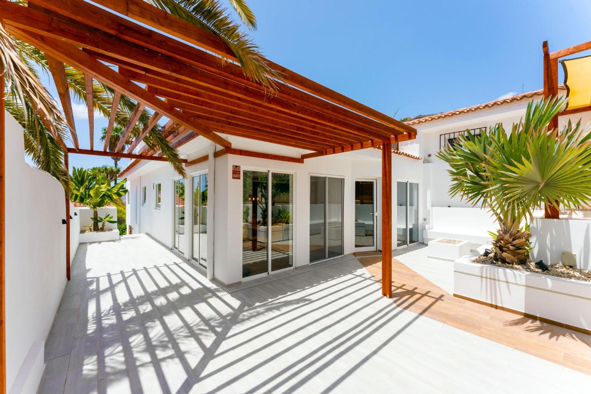 With Stunning Views And A Solarium In Arona Villa *