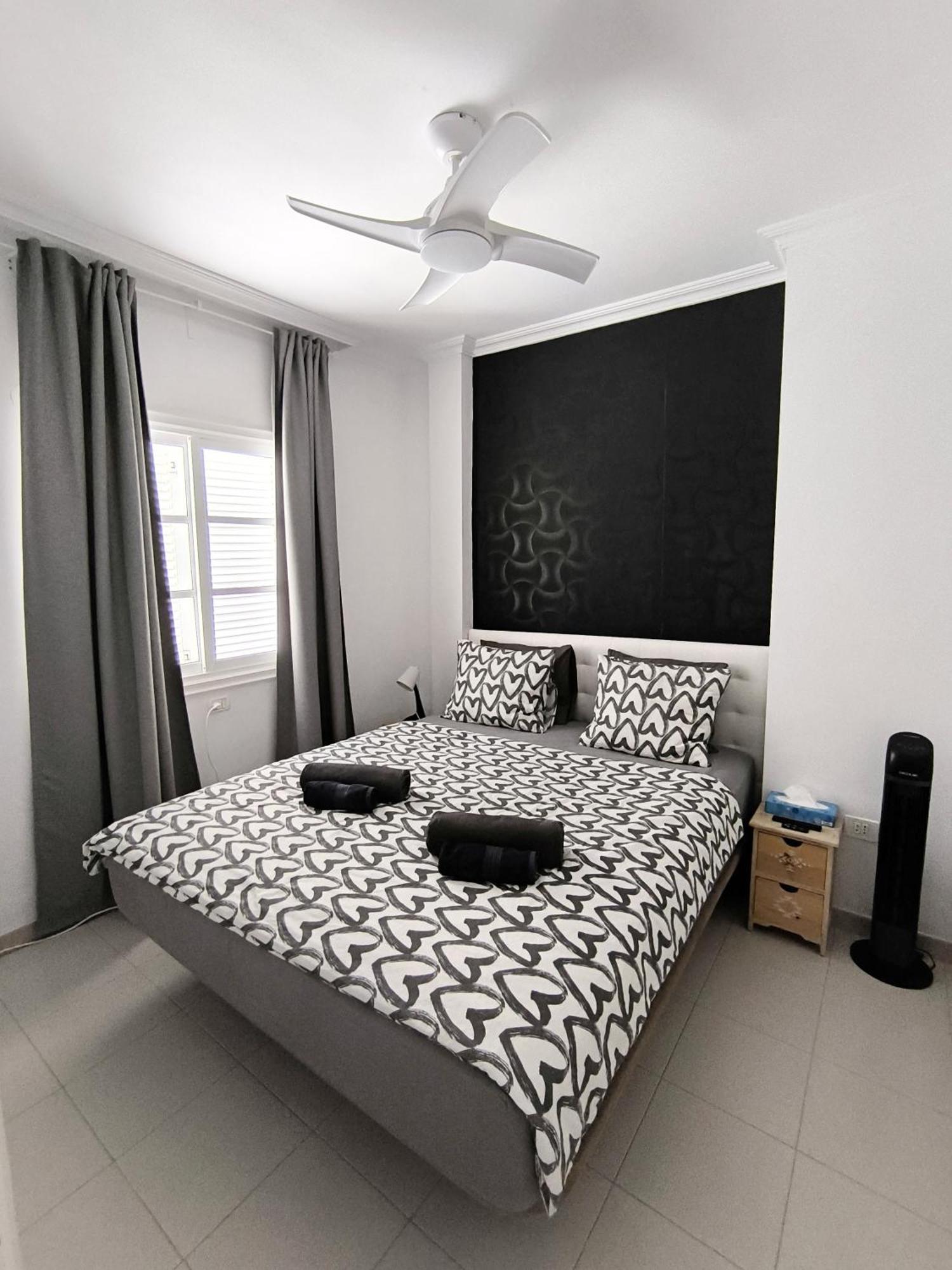 Beautiful - 4 Bedrooms, Heated Pool, Fibre Net, 2 Priv Car Park Places, Tv Channels Villa