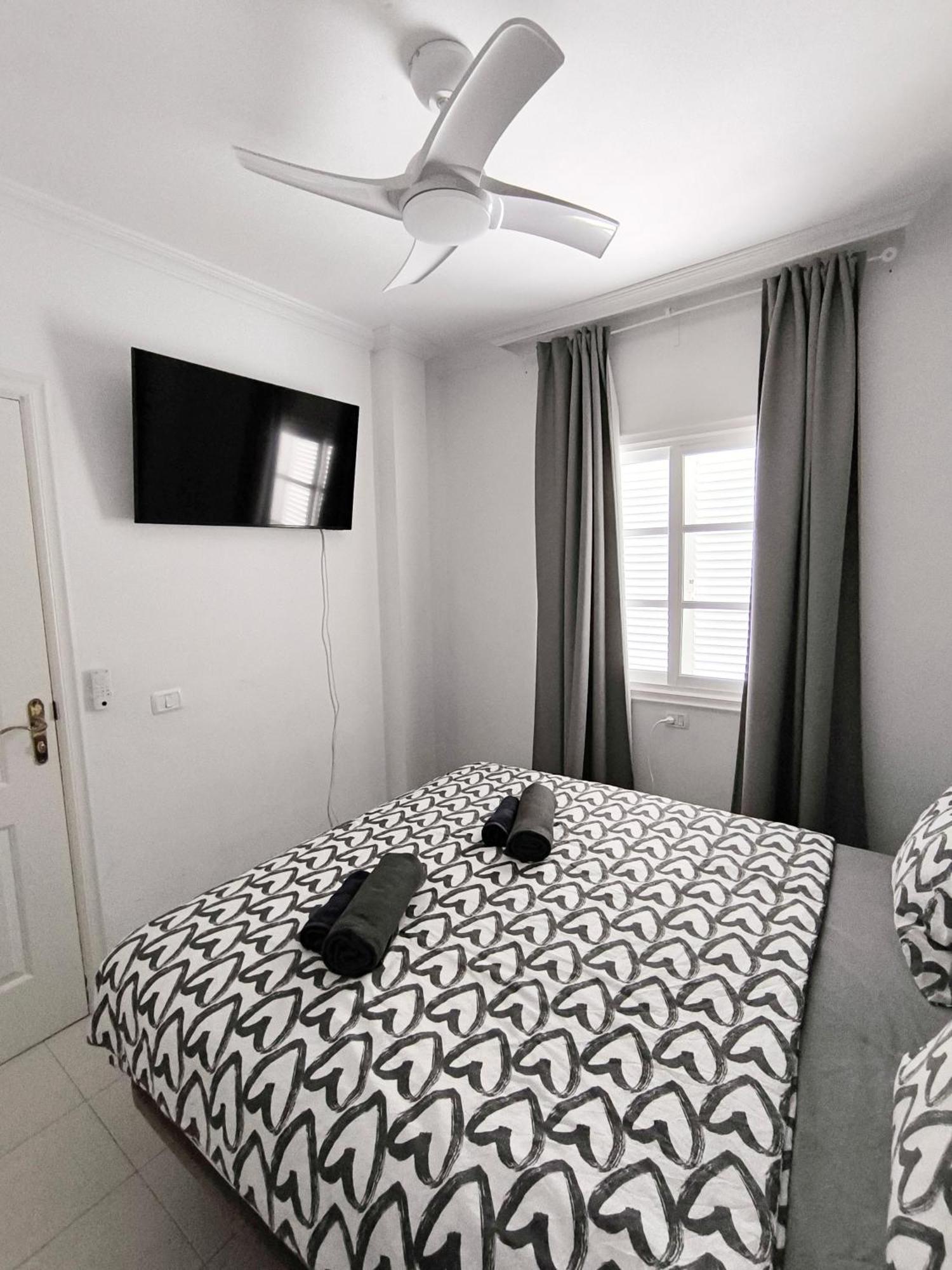 Villa Beautiful - 4 Bedrooms, Heated Pool, Fibre Net, 2 Priv Car Park Places, Tv Channels