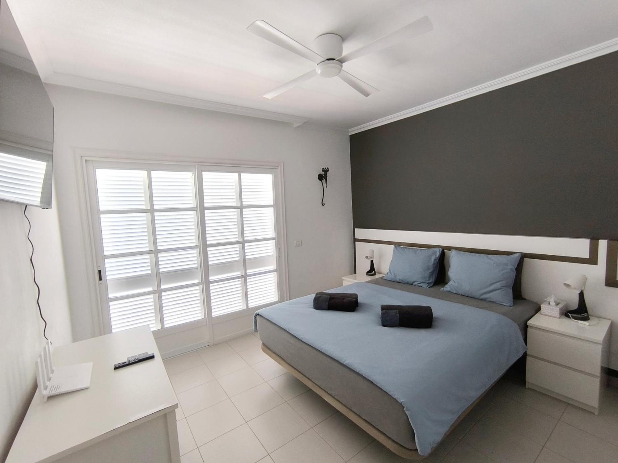 Beautiful - 4 Bedrooms, Heated Pool, Fibre Net, 2 Priv Car Park Places, Tv Channels Villa *