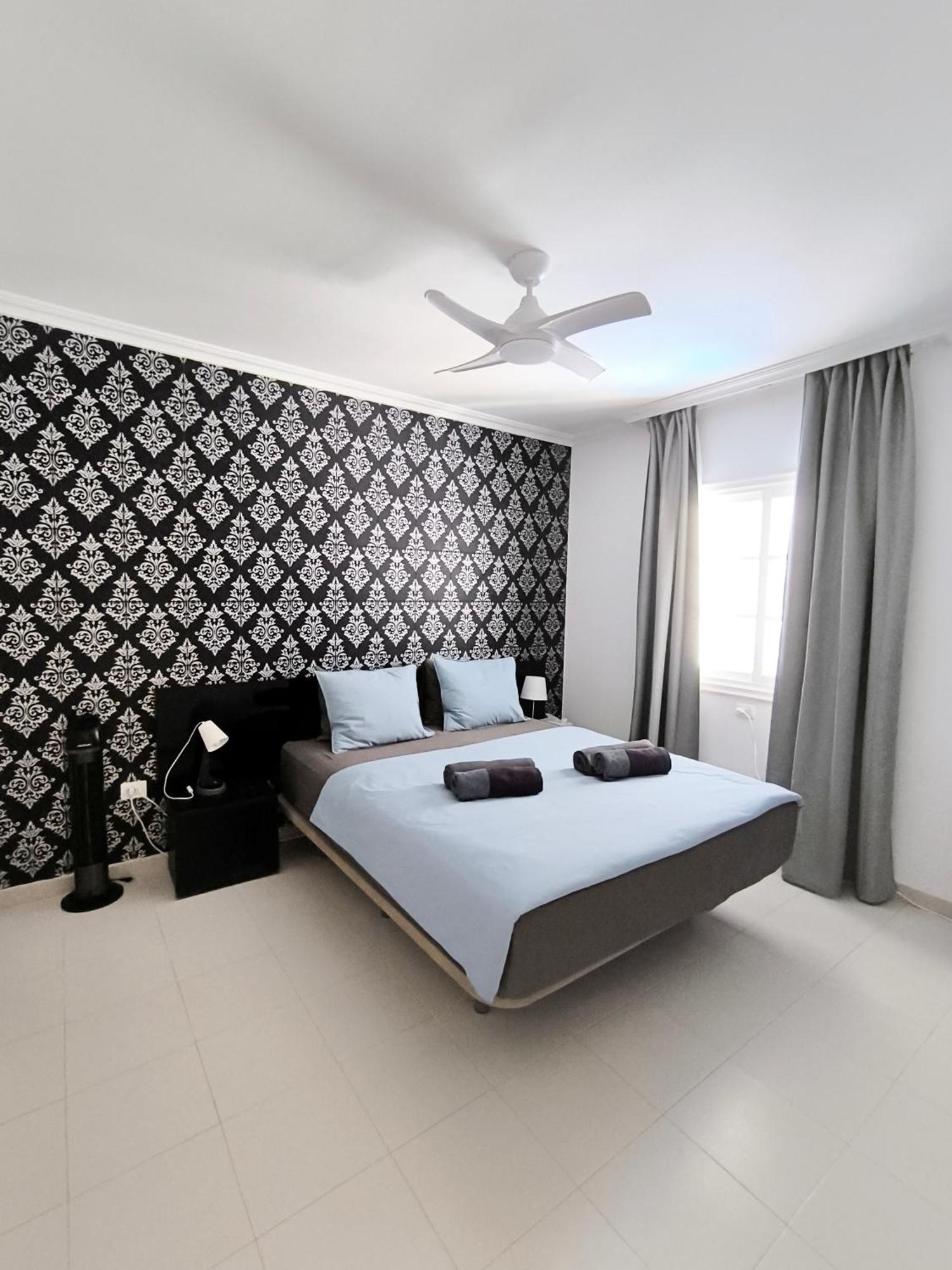 Beautiful - 4 Bedrooms, Heated Pool, Fibre Net, 2 Priv Car Park Places, Tv Channels Villa Costa Adeje (Tenerife)