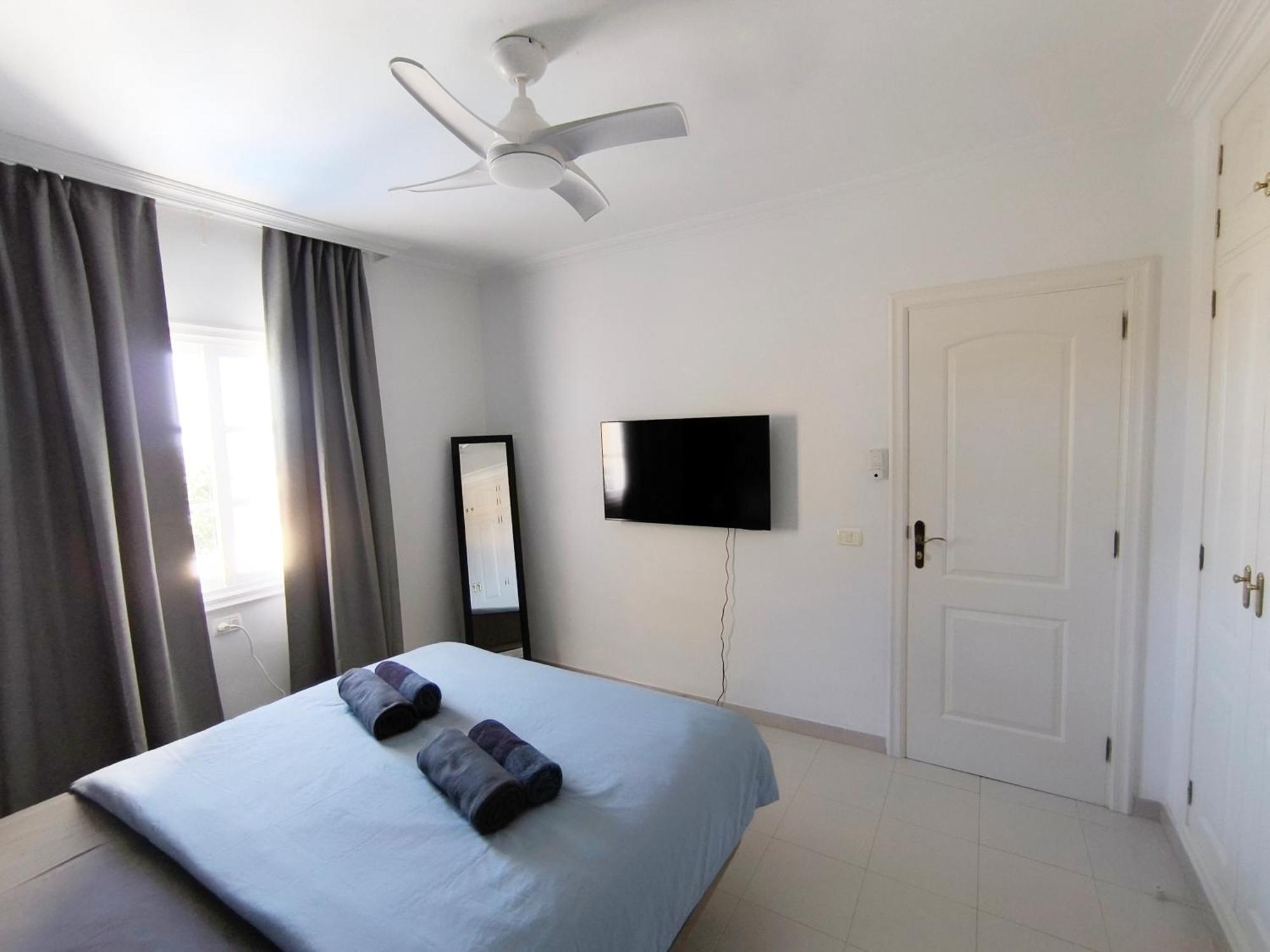 Beautiful - 4 Bedrooms, Heated Pool, Fibre Net, 2 Priv Car Park Places, Tv Channels *