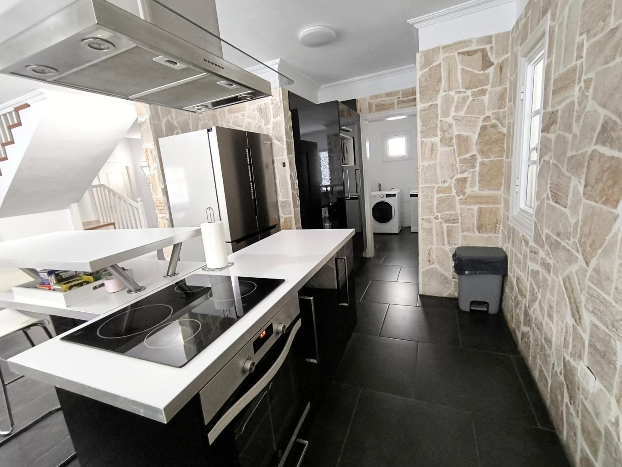 Beautiful - 4 Bedrooms, Heated Pool, Fibre Net, 2 Priv Car Park Places, Tv Channels *
