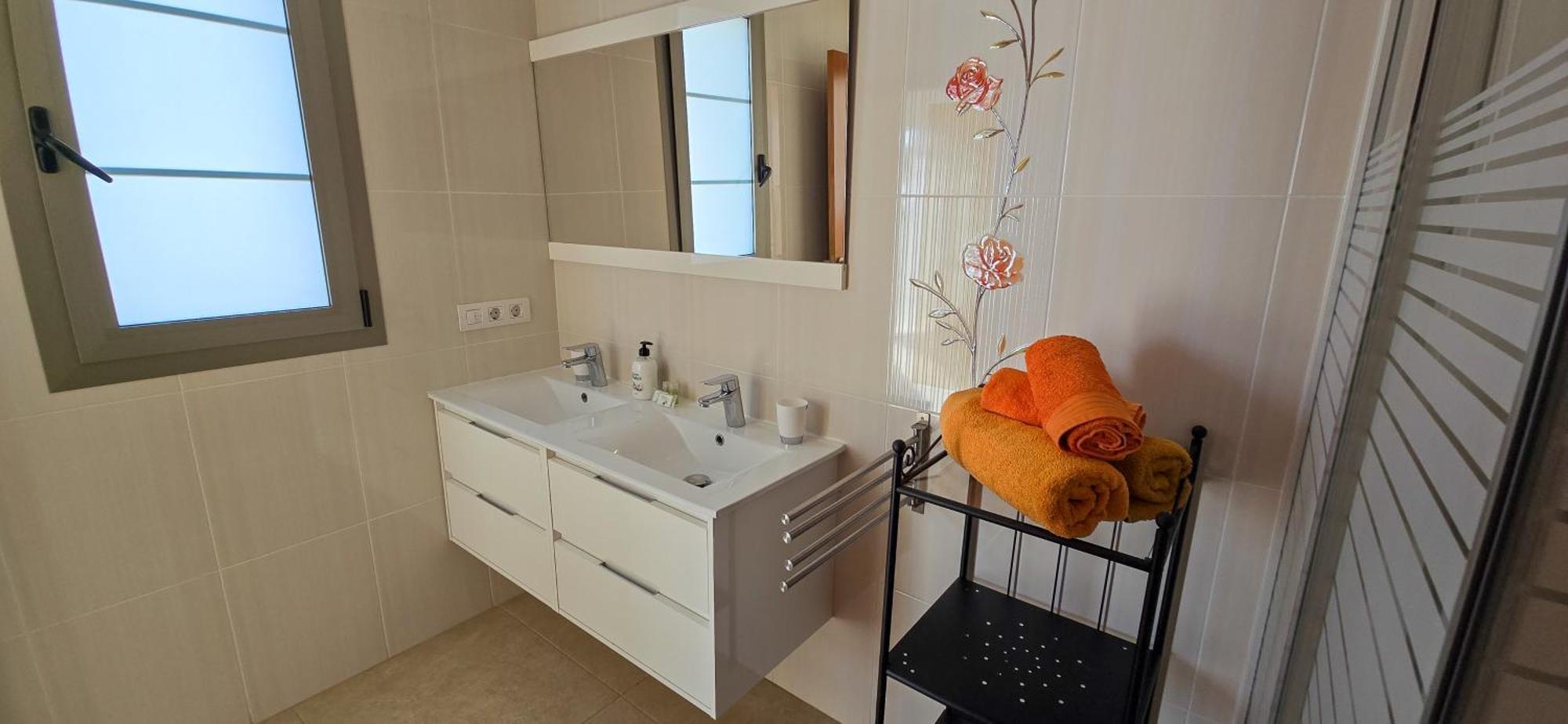 5 Bedrooms Villa