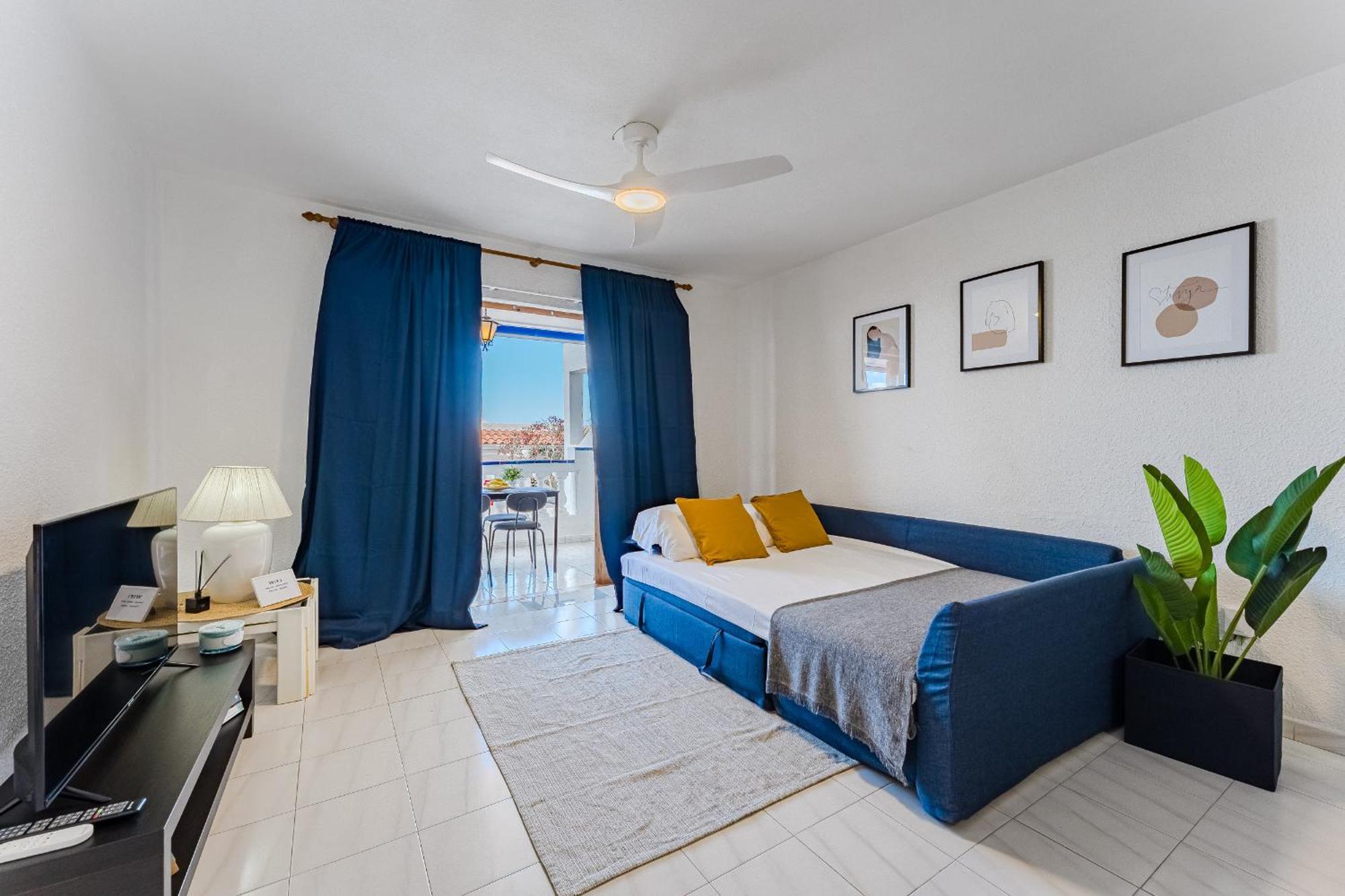 Cristianos With Large Terrace & Heated Pool Apartment
