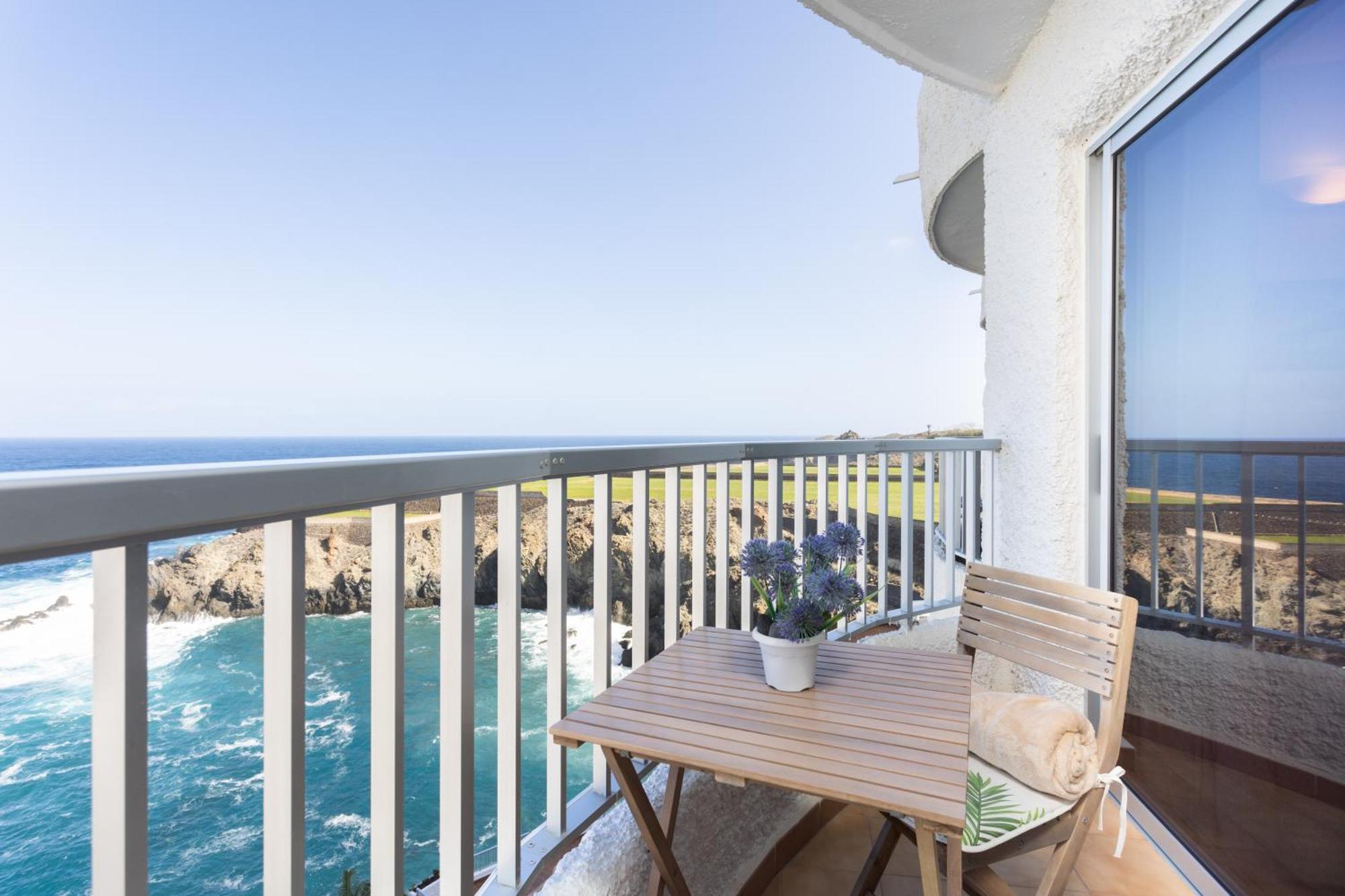 Apartment Cozy Seafront With Balcony & Ocean Views *
