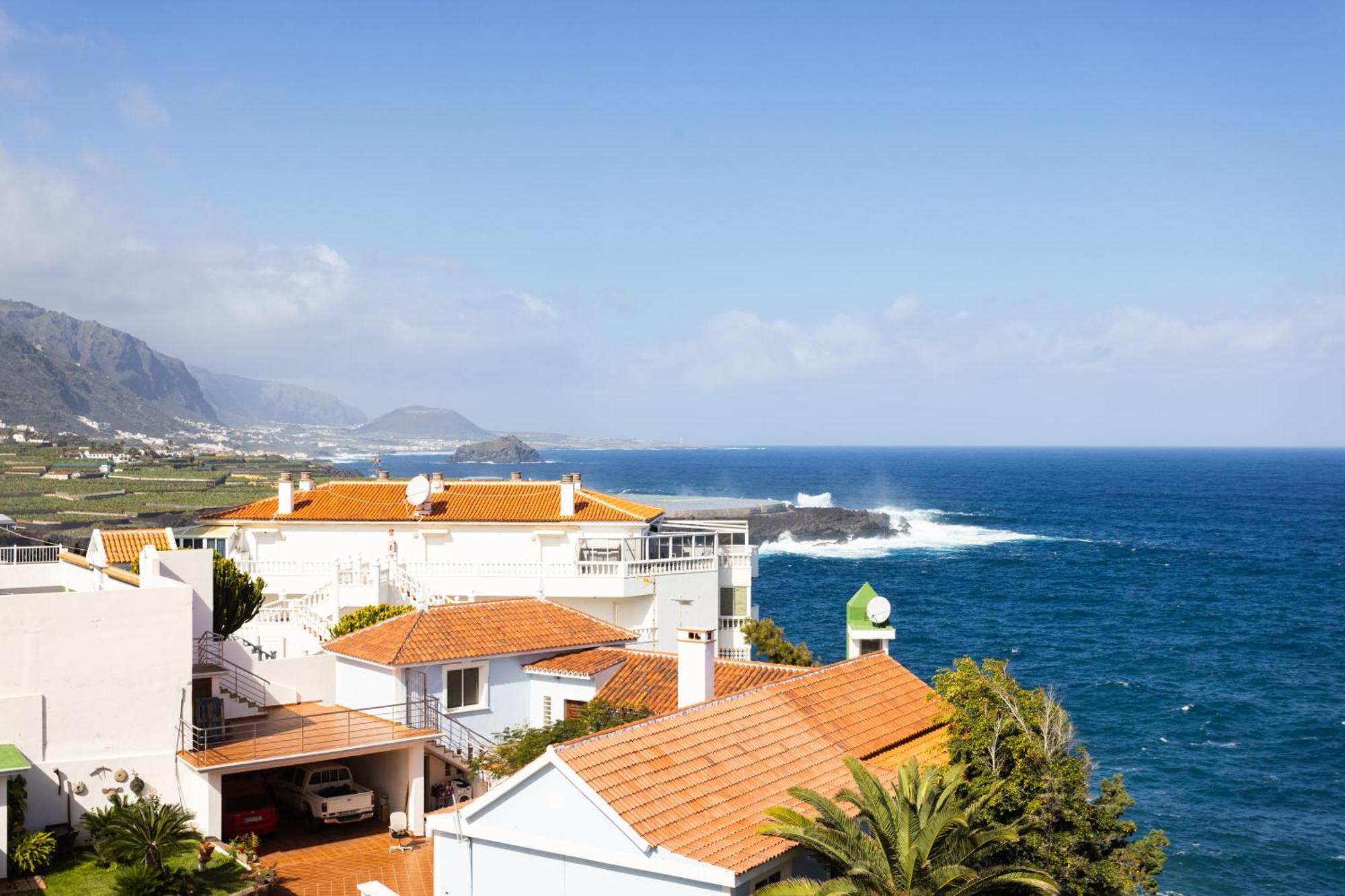 Cozy Seafront With Balcony & Ocean Views Apartment