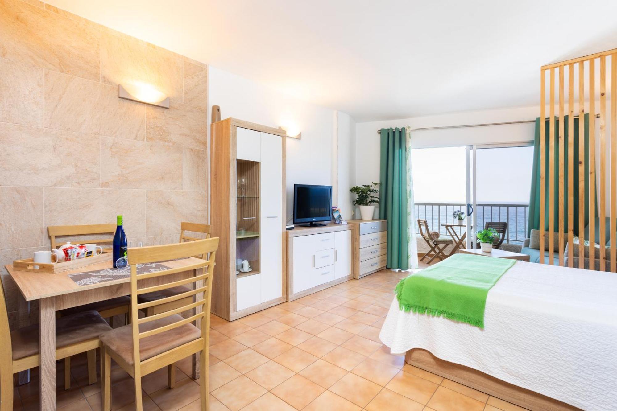Apartment Cozy Seafront With Balcony & Ocean Views