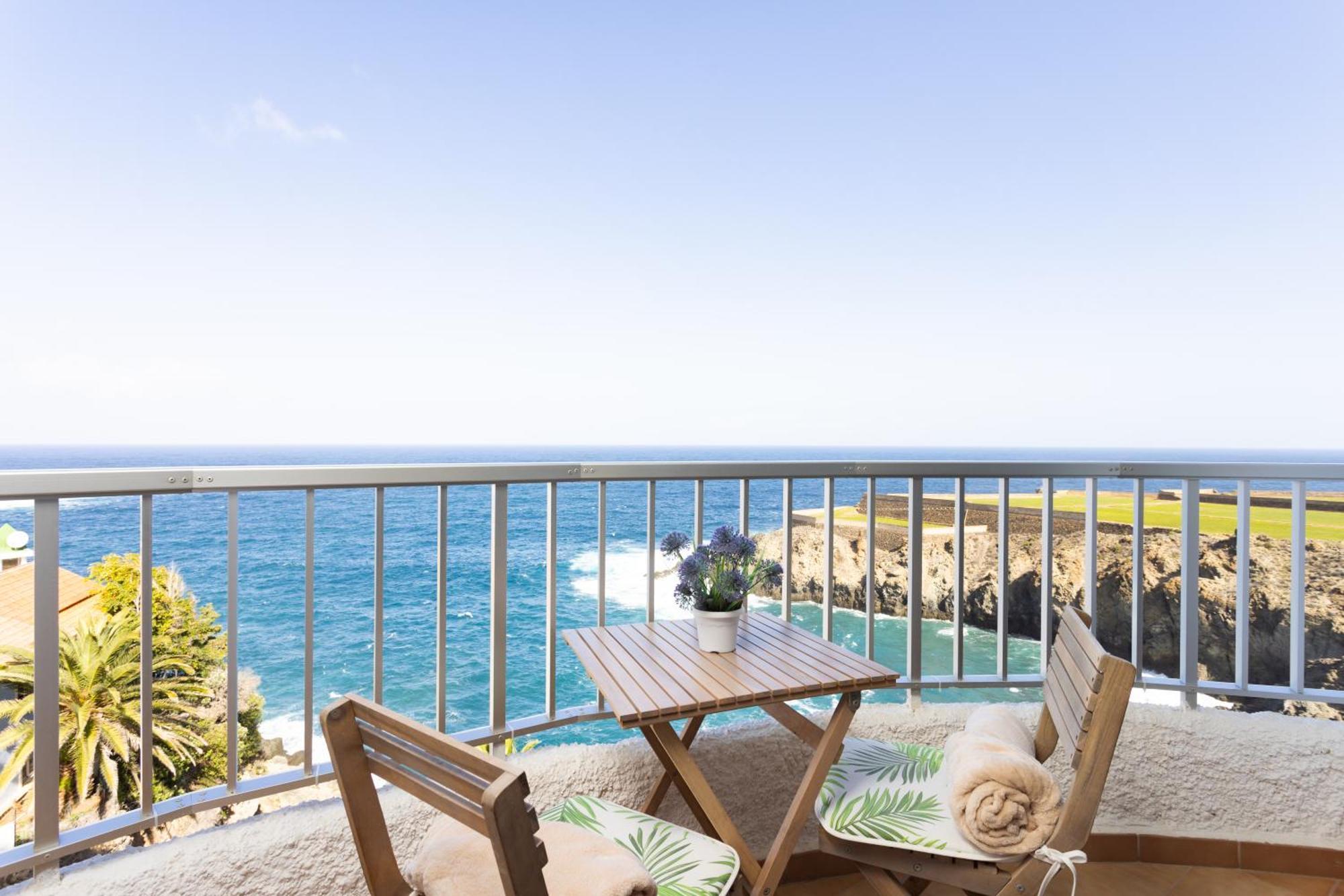 Cozy Seafront With Balcony & Ocean Views *