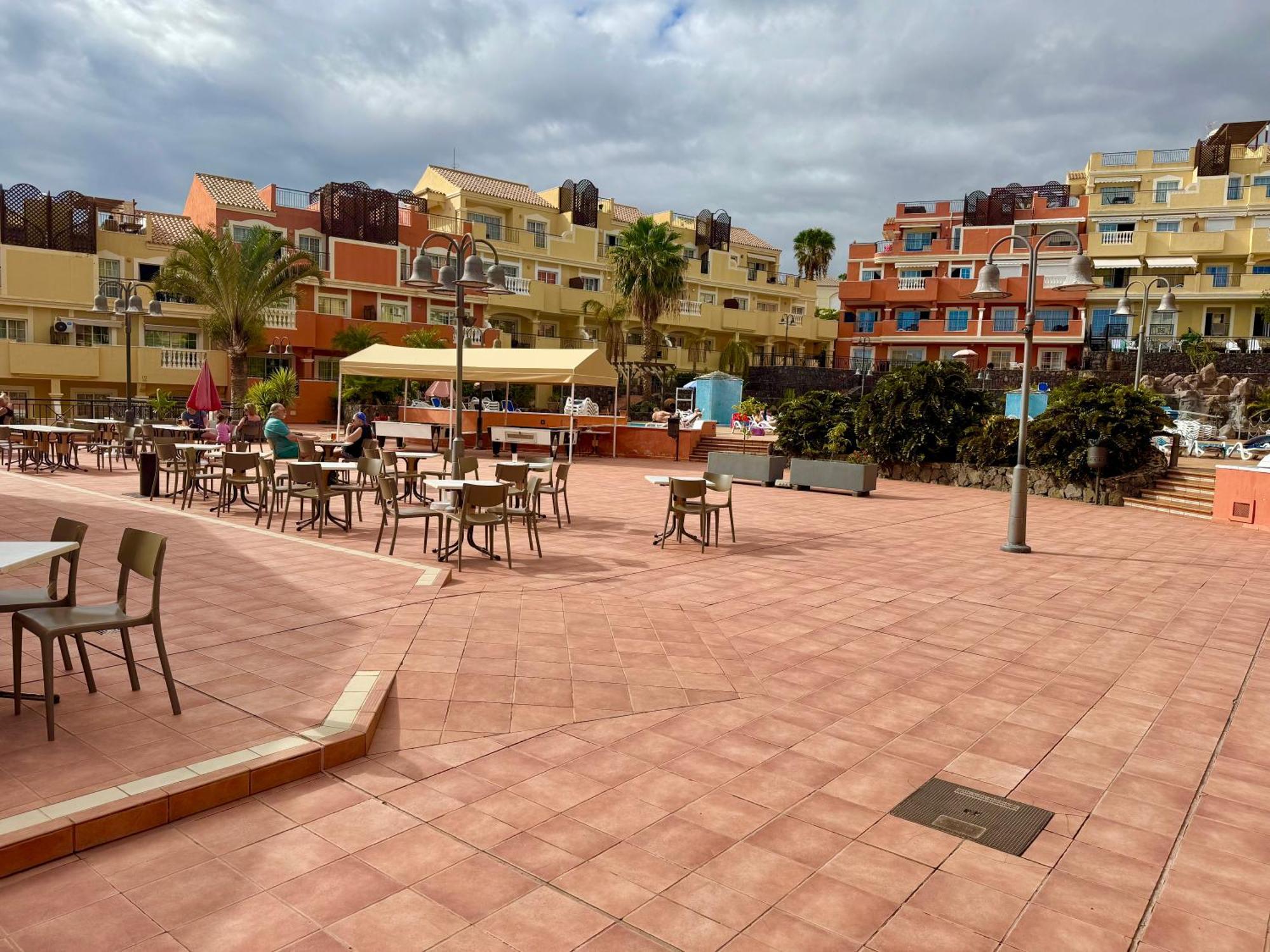 Prime Americas Getaway - With Huge Private Terrace & Pool Access * Los Cristianos (Tenerife)