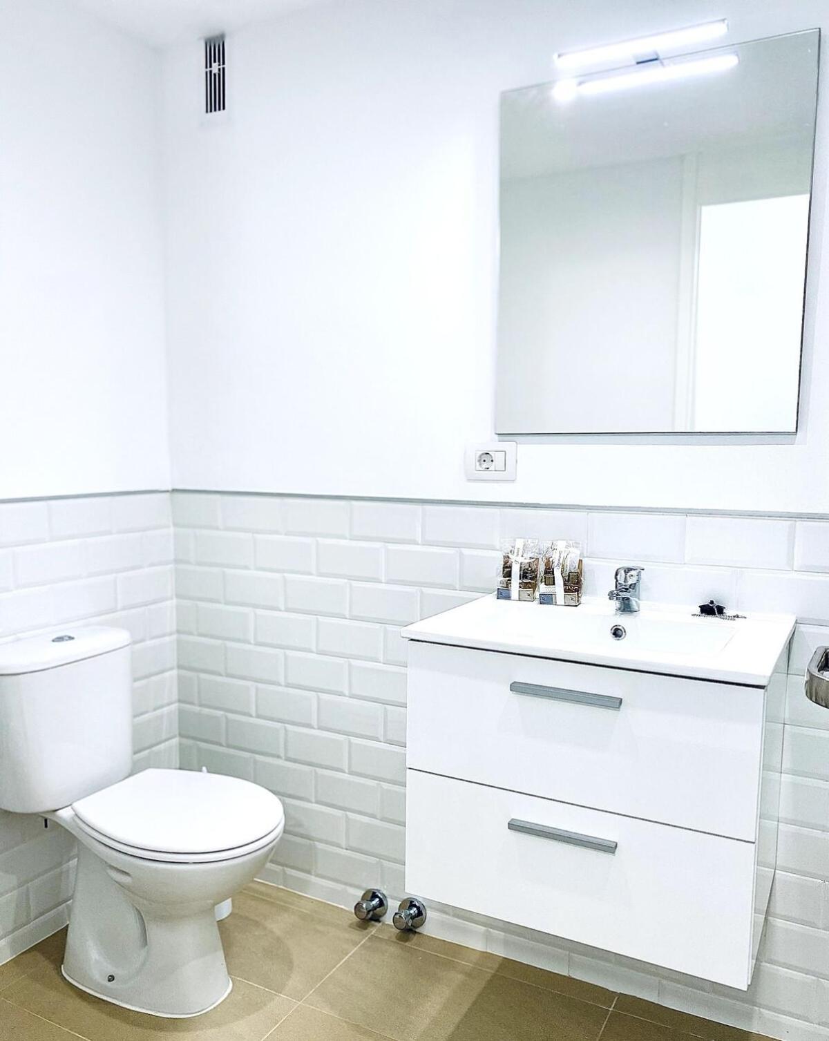 2the Location - Americas & Parking Apartment