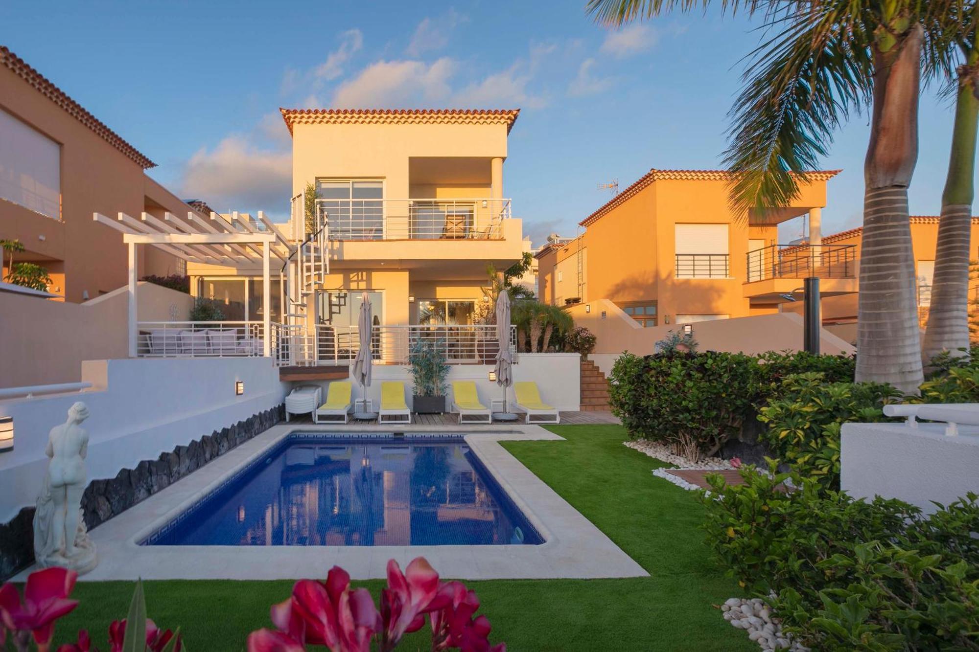 My Island Escape - Sea Views - Private Pool, Sauna Villa