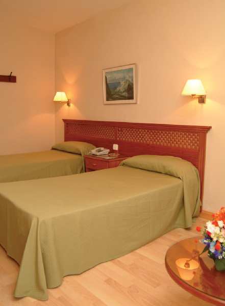 Adonis Pelinor Hotel 2*