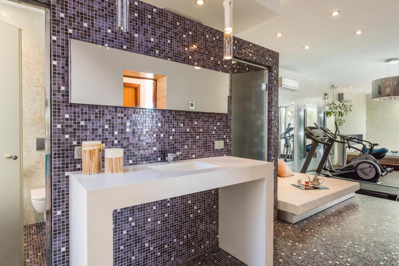 With Sea Views, Pool, Spa, Gym, Cinema & Proaudio - Homeforguest Villa