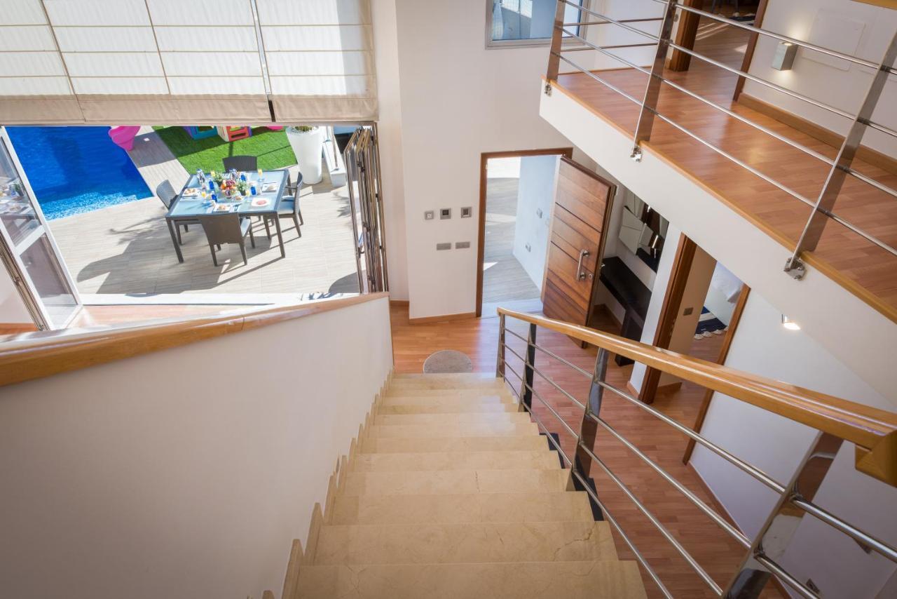 Villa With Sea Views, Pool, Spa, Gym, Cinema & Proaudio - Homeforguest