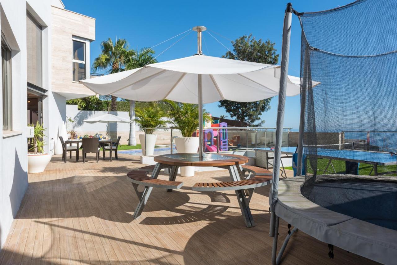 With Sea Views, Pool, Spa, Gym, Cinema & Proaudio - Homeforguest