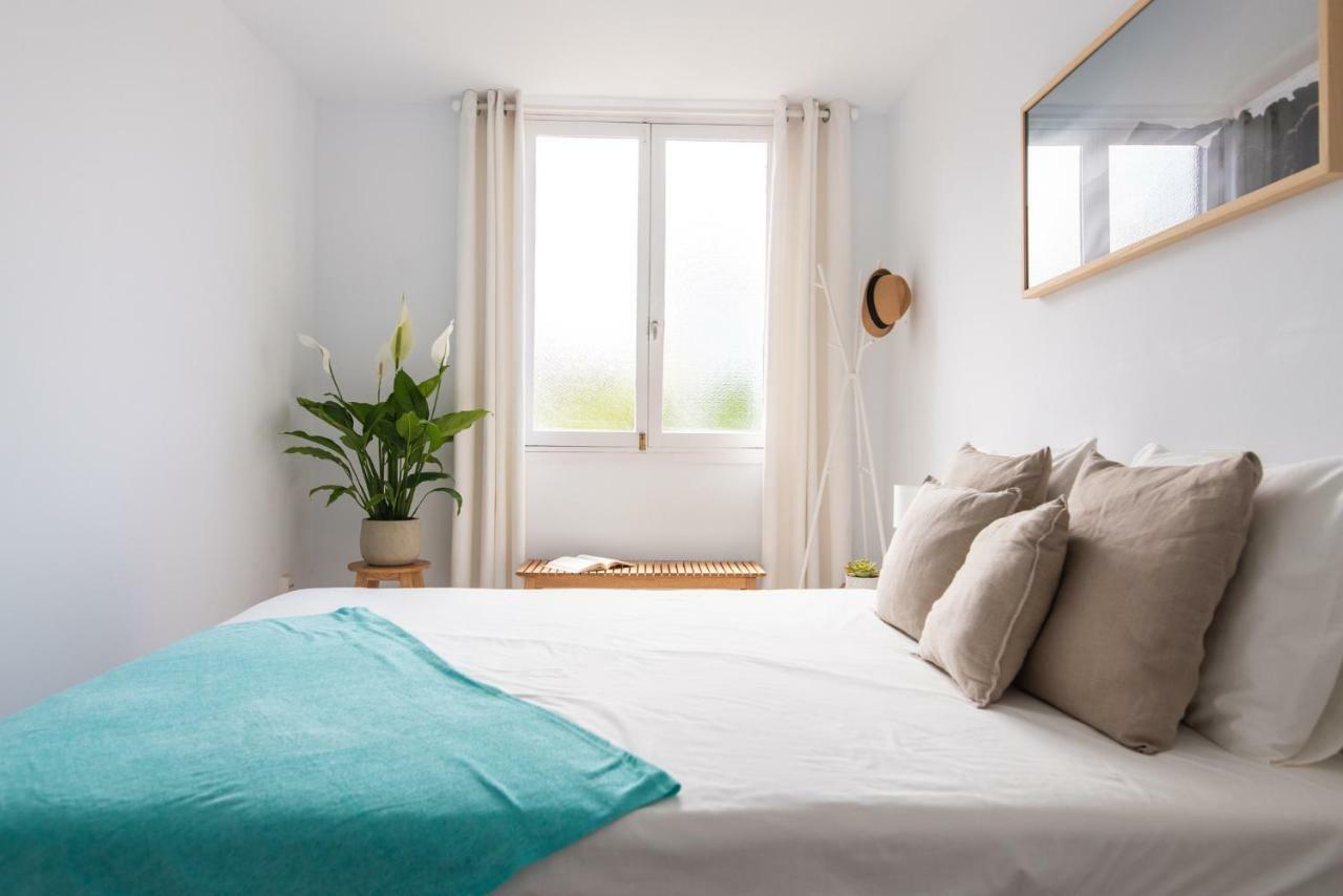 Homeforguest Beach Apt With Sea View & Pool, 50 Steps To The Sea Apartment *