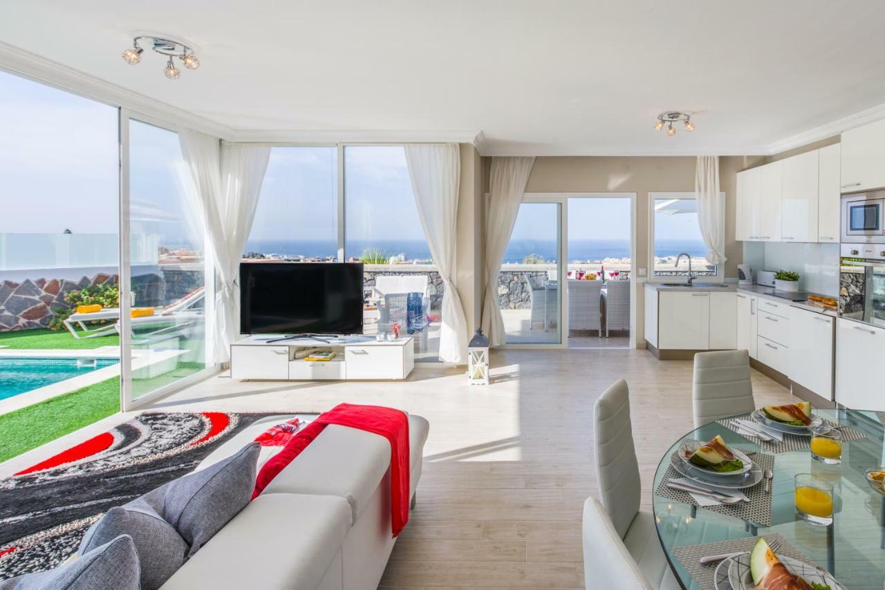 Luxury White With Sea View, Heated Pool Villa