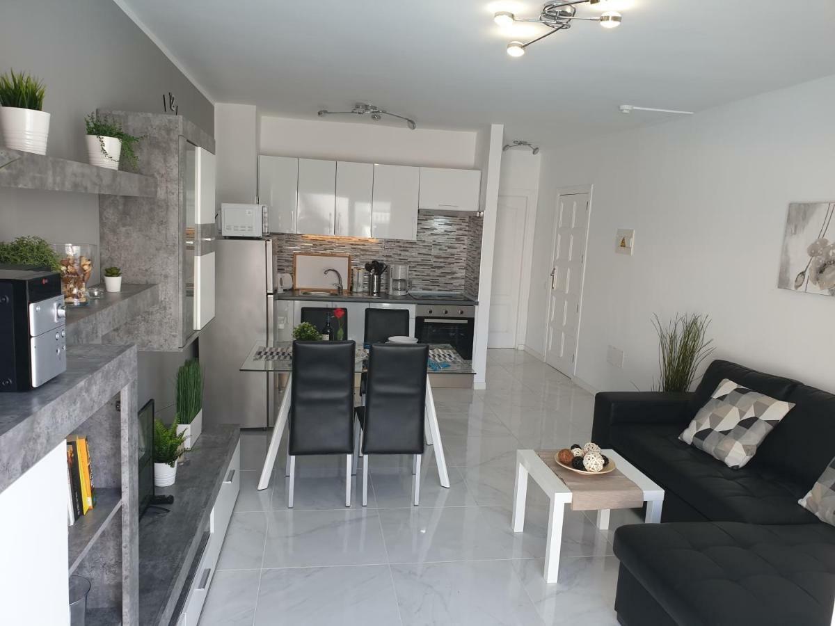 Apartment Casa Flores With Heated Pool, Only 490 Meters To The Beach, Balcony, Wifi