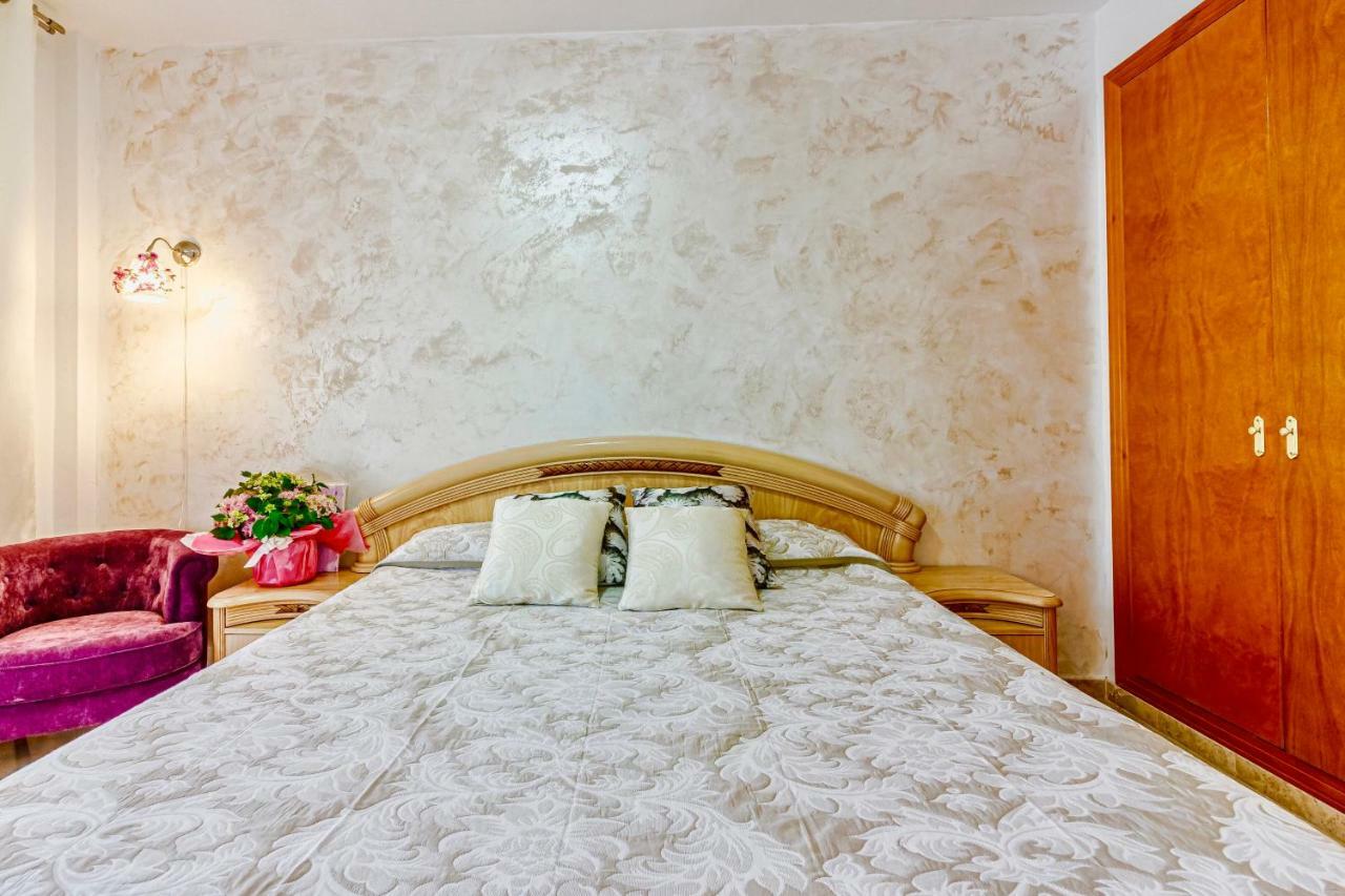 Charming With A Cozy Terrace Apartment *