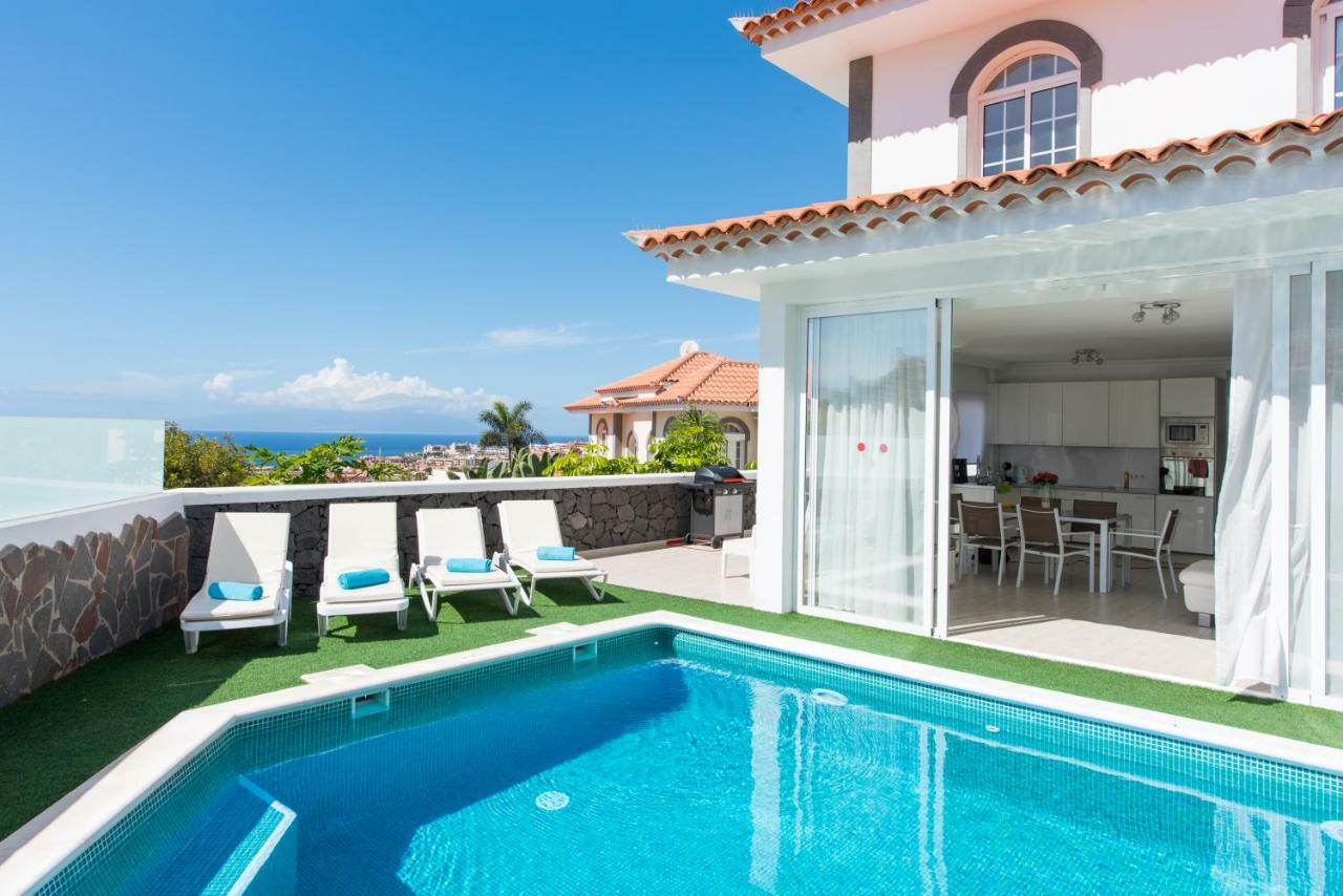 Luxury White With Sea View, Heated Pool Villa
