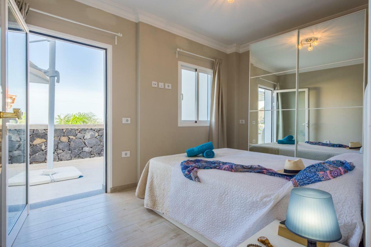 Luxury White With Sea View, Heated Pool Villa *
