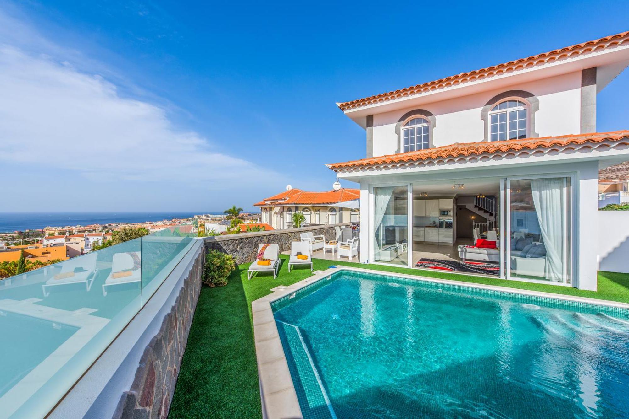 Luxury White With Sea View, Heated Pool Villa