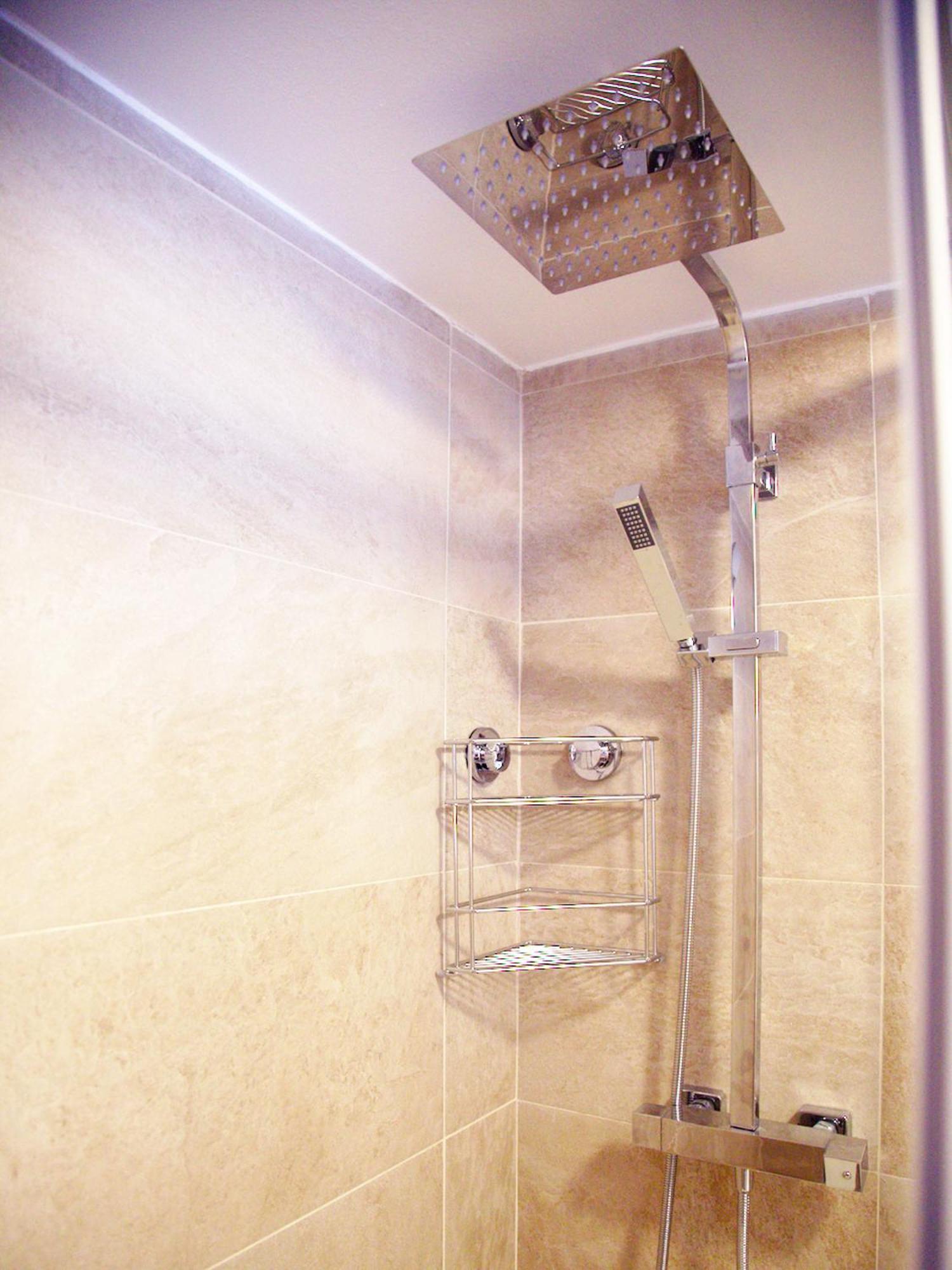 2 Min Walk To - Private Solarium