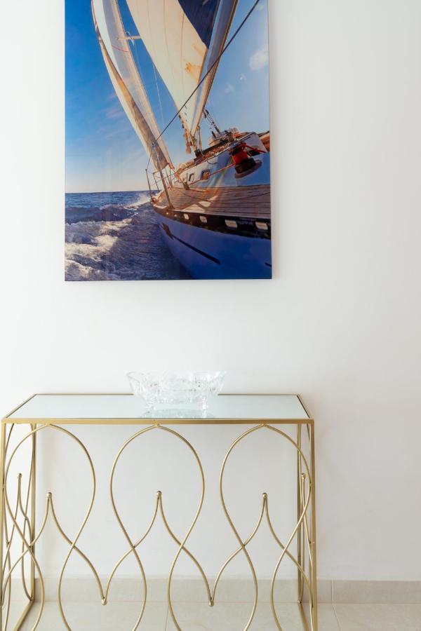 Esmeralda. Lovely And New Right By The Ocean! Apartment
