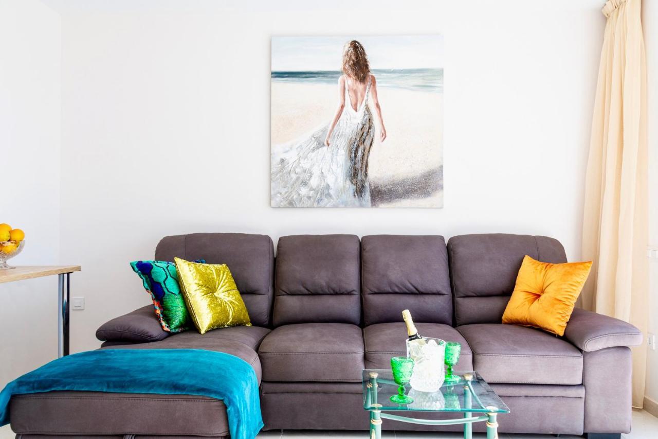 Esmeralda. Lovely And New Right By The Ocean! *