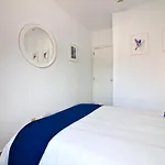 Los Angeles 3 Bed Apartment With Pool