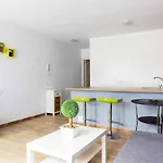 Black Tip Apartment With Terrace