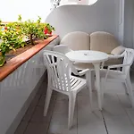 Seguro Spacious Apartment With Roomy Terrace
