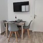CASA PIRÁMIDE 2. Terraza WiFi y Parking Privado