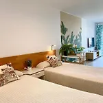 Enjoy A Sunny Apartment With Pool Next To The Sea