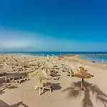 Fantasticstylish & Aircon, Near Lasamericas Beach