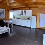 Agradable Mini Casa De Madera Con Jardin Amplio