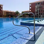 Luminoso Y Elegante, Piscinas Y Pistas De Padel