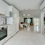 Beautiful Bungalow In Island Village