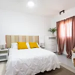 Eden Rentals 105 Surfy Stylish Bed&Coffee Room