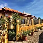 Casa Amarilla Junto Al Mar