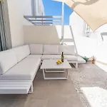 White Medano Apartment. New With Fast Wifi