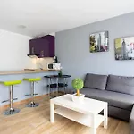 Black Tip Apartment With Terrace