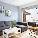 Black Tip Apartment With Terrace