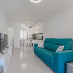 Front Ocean Lovely Modern Cozy Apartment