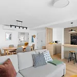 Stylish Apartment With Stunning Views & Parking