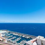 Stylish Apartment With Stunning Views & Parking