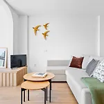 Stylish Apartment With Stunning Views & Parking