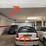Perla De Roca En Poblado Marinero