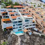 Blue Haven - Ocean View Penthouse With Jacuzzi And Pool